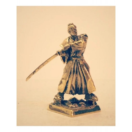 Miniatura de bronce «Samurai con hakama y el emblema del clan Hojo»