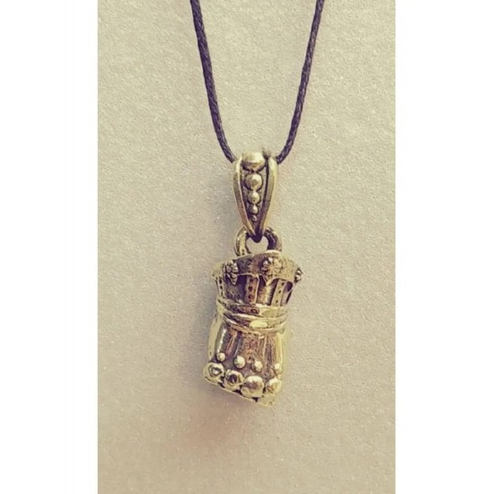 Pendentif en bronze « Gantelet de chevalier »
